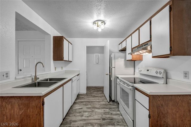 220 Mission Newport Lane 208, Las Vegas, NV 89107