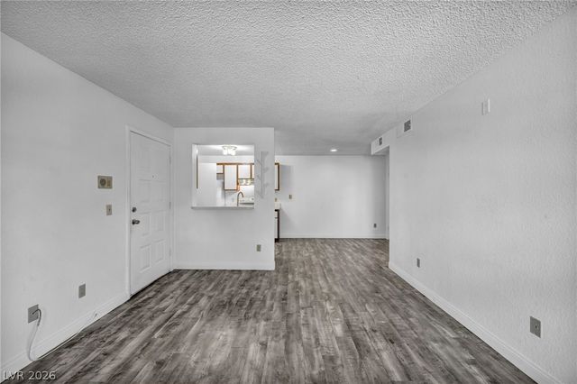 220 Mission Newport Lane 208, Las Vegas, NV 89107