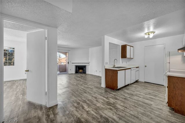 220 Mission Newport Lane 208, Las Vegas, NV 89107