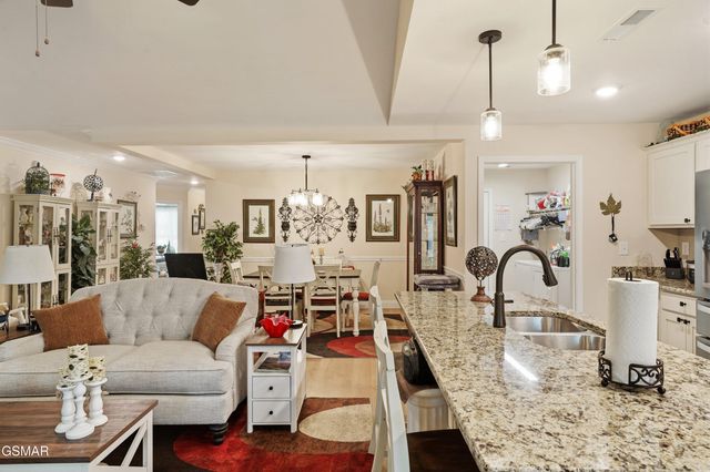 736 Snowflower Circle, Pigeon Forge, TN 37863