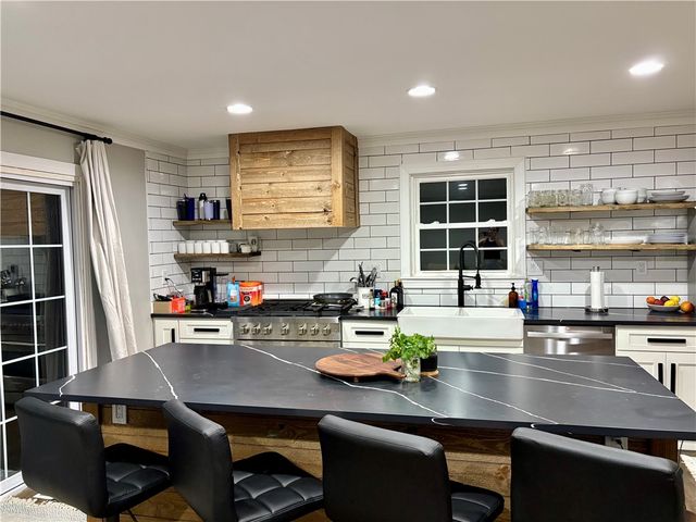 585 Brandywine Dr, Cranberry Twp, PA 16066