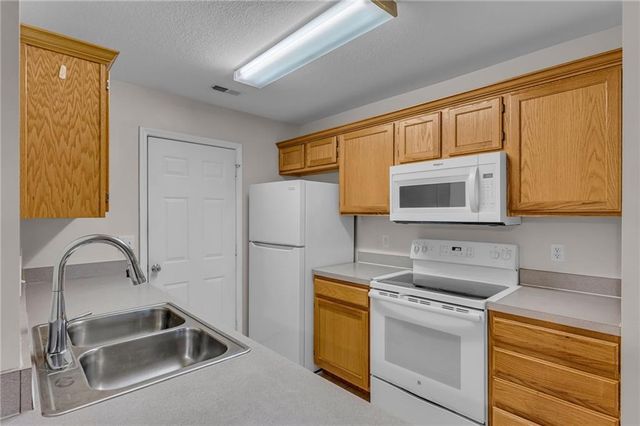 1522 Legend Trail Drive B, Lawrence, KS 66047