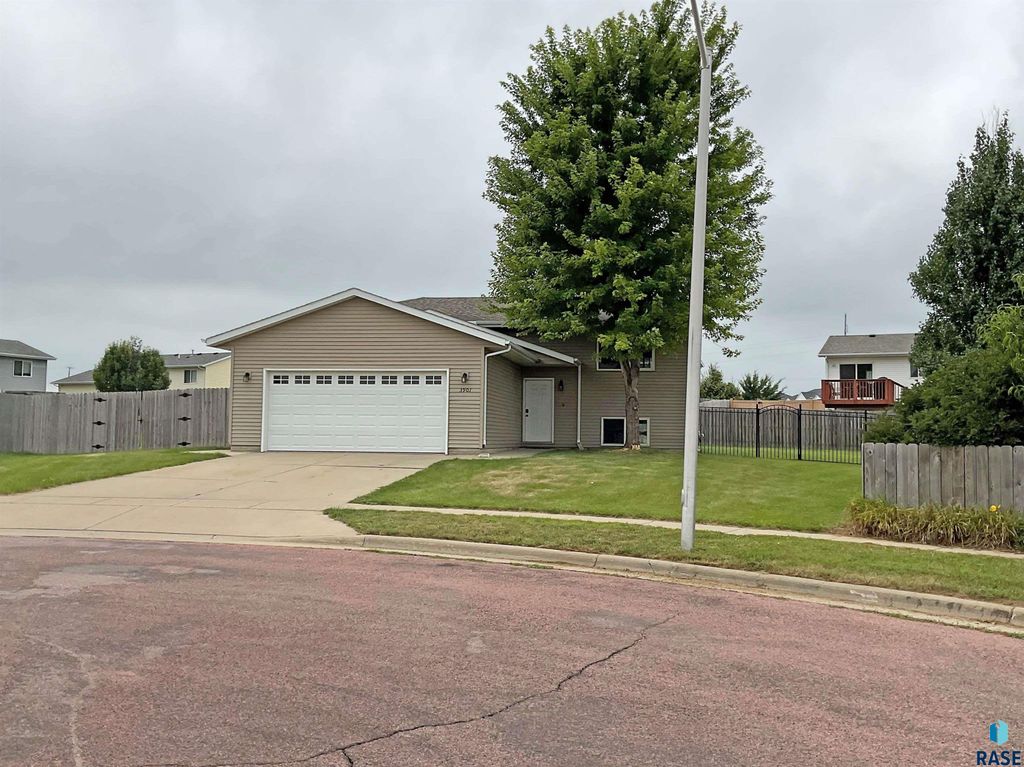 3901 N Briggs Cir Circle, Sioux Falls, SD 57107