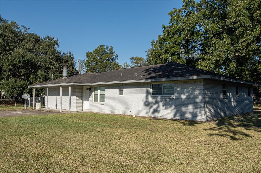 15443 San Jacinto Street, Hamshire, TX 77622