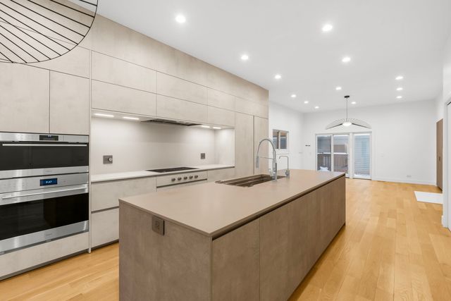 1618 W Pierce Avenue, Chicago, IL 60622