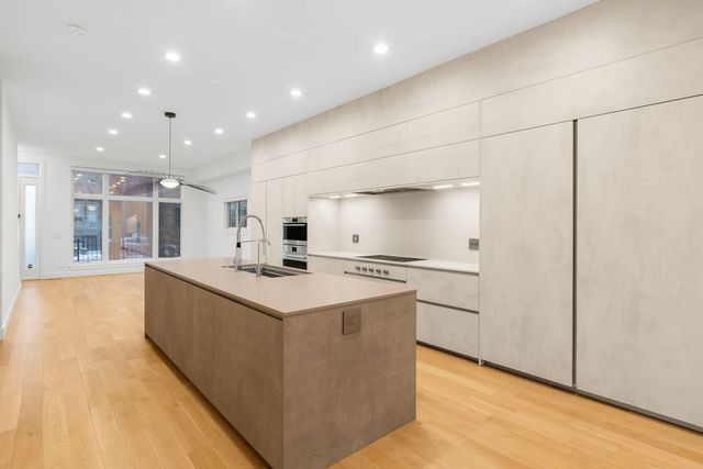 1618 W Pierce Avenue, Chicago, IL 60622