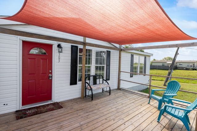 303 Eagle Parkway, Mabank, TX 75147