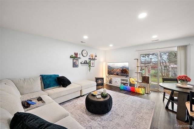 286 E 13 Mile Road, Madison Heights, MI 48071