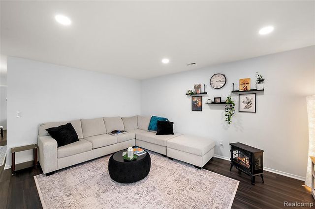 286 E 13 Mile Road, Madison Heights, MI 48071