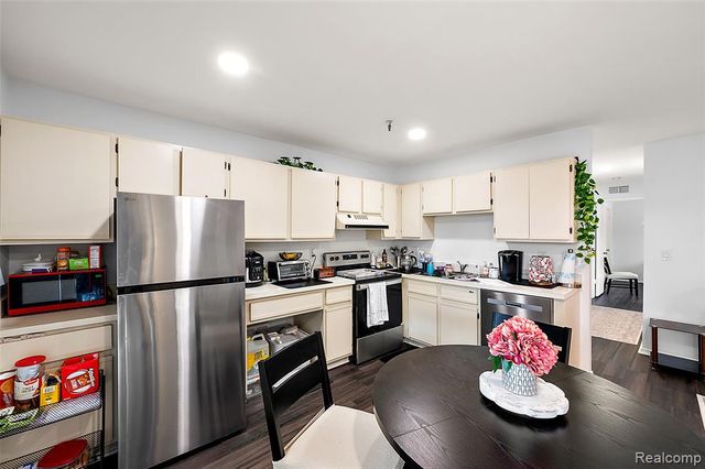 286 E 13 Mile Road, Madison Heights, MI 48071