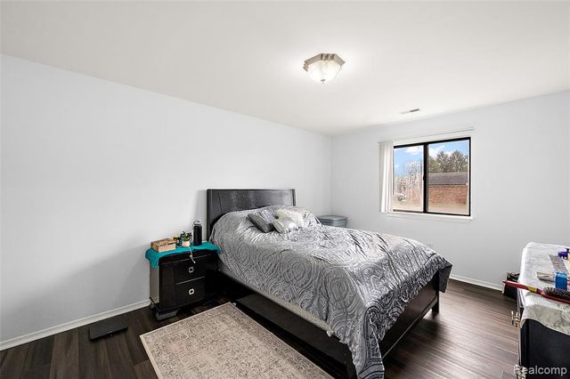 286 E 13 Mile Road, Madison Heights, MI 48071