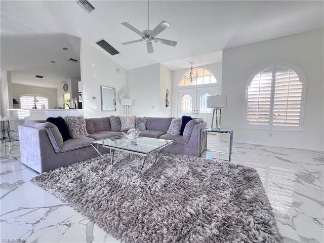 1031 Tivoli LN, Naples, FL 34104