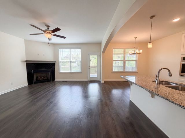 210 Hickory Pointe Dr, Lebanon, TN 37087