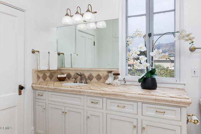 261 S Allen Avenue, Pasadena, CA 91106