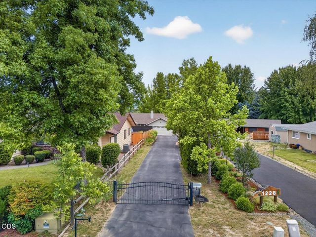 1222 Monroe Way, Grants Pass, OR 97527