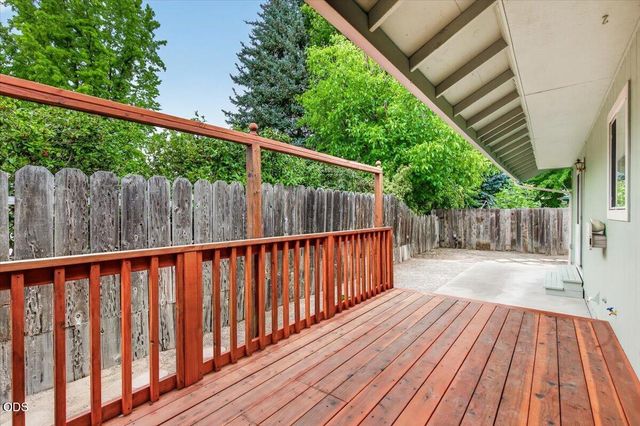 1222 Monroe Way, Grants Pass, OR 97527