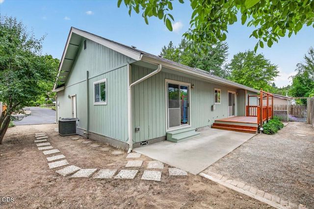 1222 Monroe Way, Grants Pass, OR 97527