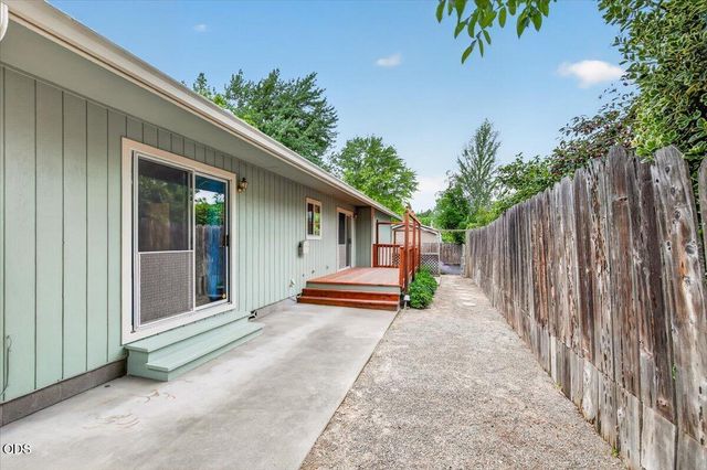 1222 Monroe Way, Grants Pass, OR 97527