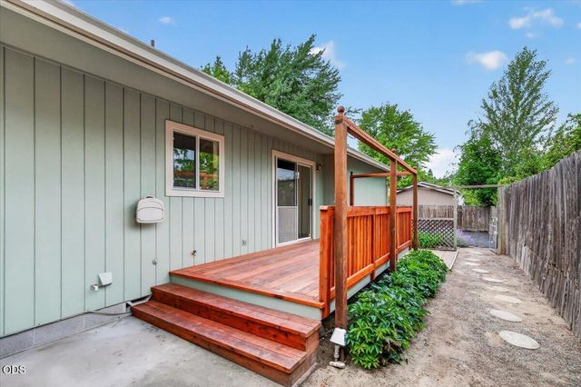 1222 Monroe Way, Grants Pass, OR 97527
