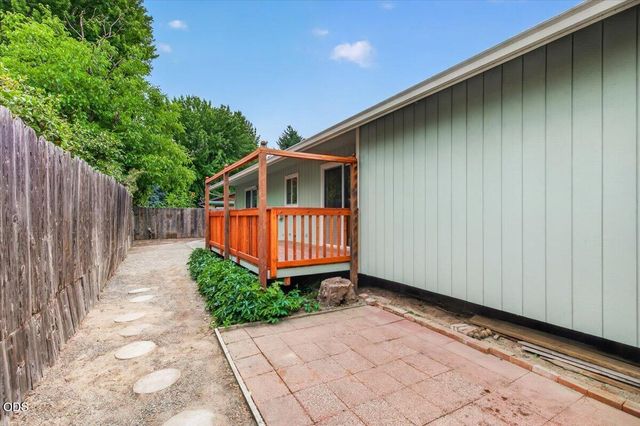 1222 Monroe Way, Grants Pass, OR 97527