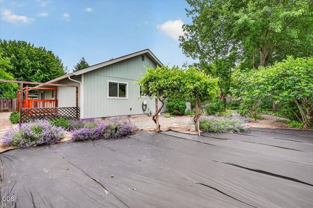 1222 Monroe Way, Grants Pass, OR 97527