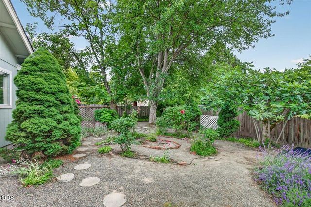 1222 Monroe Way, Grants Pass, OR 97527