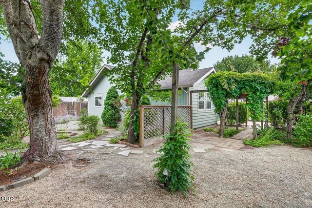 1222 Monroe Way, Grants Pass, OR 97527