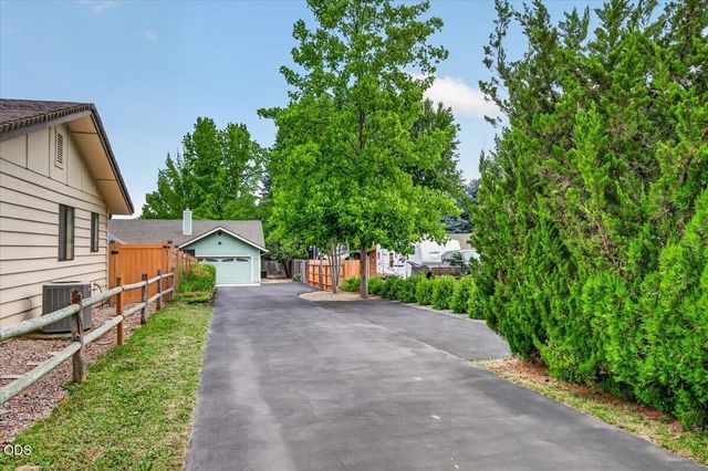 1222 Monroe Way, Grants Pass, OR 97527