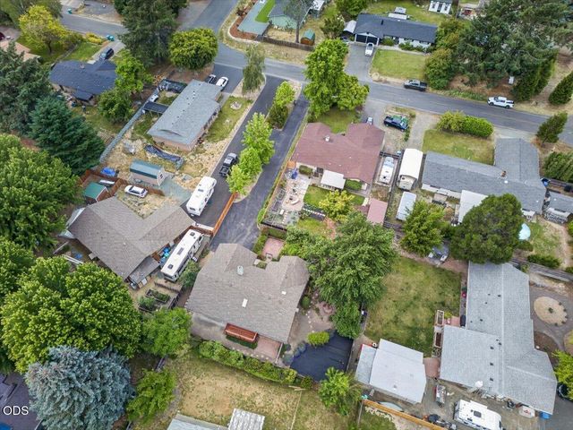 1222 Monroe Way, Grants Pass, OR 97527