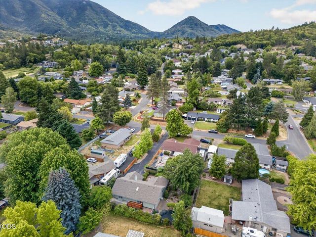 1222 Monroe Way, Grants Pass, OR 97527
