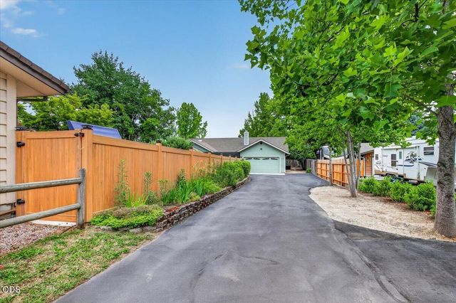 1222 Monroe Way, Grants Pass, OR 97527