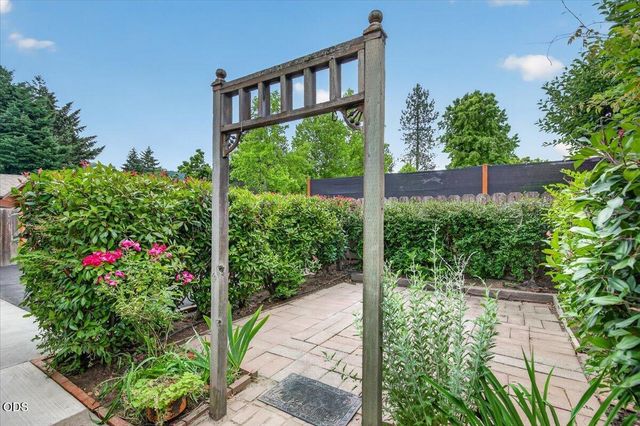 1222 Monroe Way, Grants Pass, OR 97527
