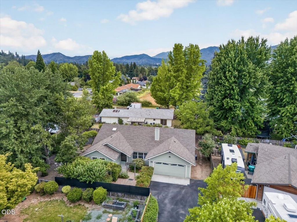 1222 Monroe Way, Grants Pass, OR 97527