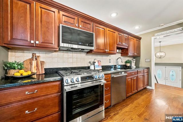 61 Geoffrey Way, Wayne, NJ 07470