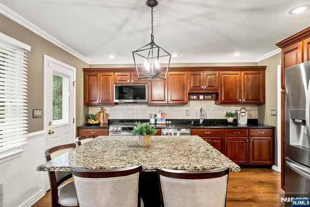 61 Geoffrey Way, Wayne, NJ 07470