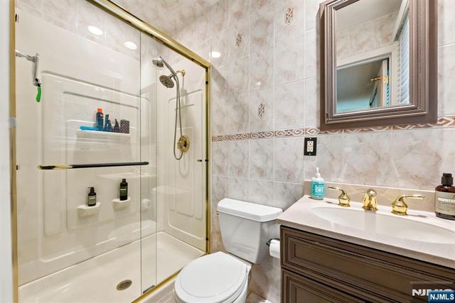 61 Geoffrey Way, Wayne, NJ 07470