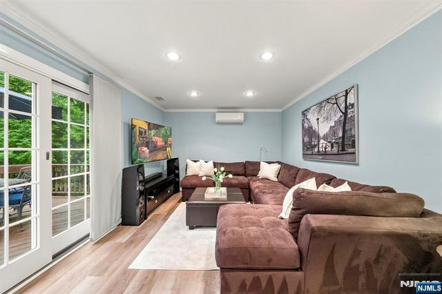 61 Geoffrey Way, Wayne, NJ 07470