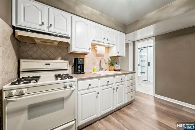 61 Geoffrey Way, Wayne, NJ 07470
