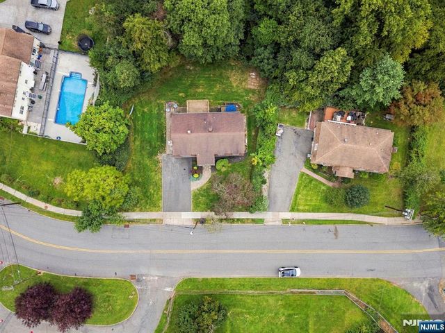 61 Geoffrey Way, Wayne, NJ 07470