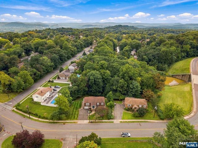 61 Geoffrey Way, Wayne, NJ 07470