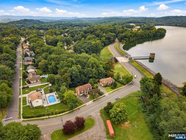 61 Geoffrey Way, Wayne, NJ 07470