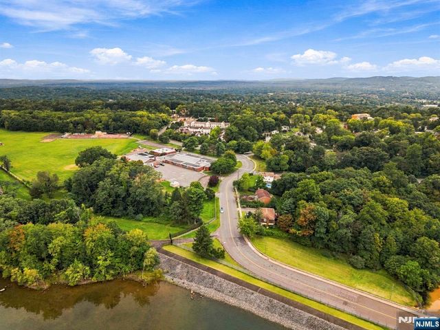 61 Geoffrey Way, Wayne, NJ 07470