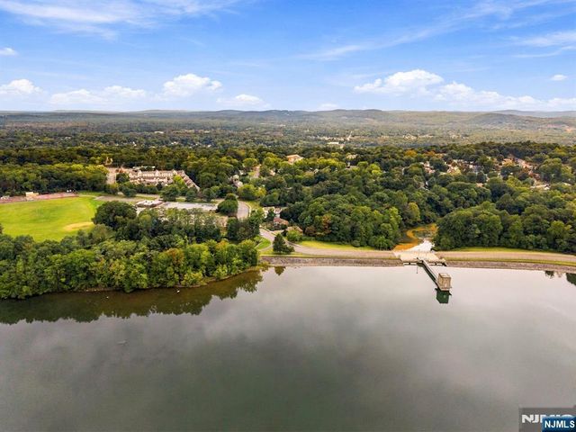 61 Geoffrey Way, Wayne, NJ 07470