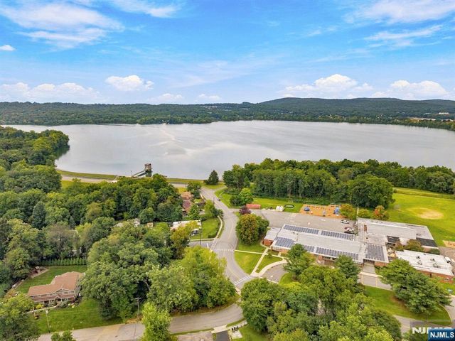 61 Geoffrey Way, Wayne, NJ 07470
