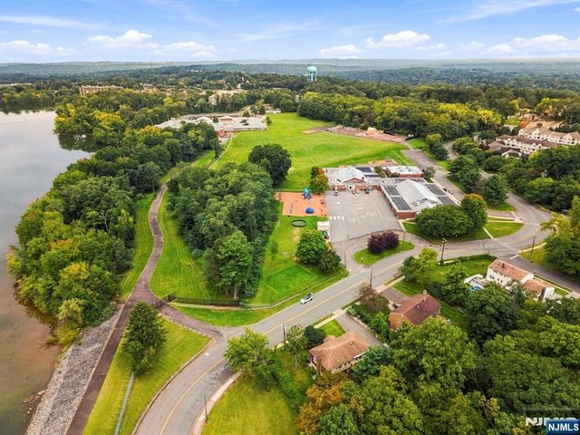 61 Geoffrey Way, Wayne, NJ 07470