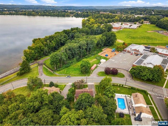 61 Geoffrey Way, Wayne, NJ 07470