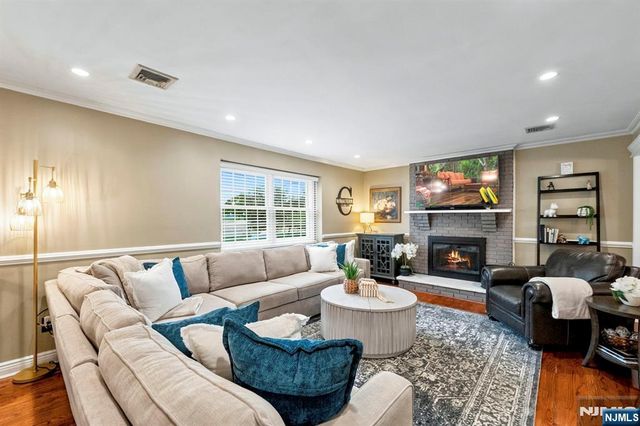 61 Geoffrey Way, Wayne, NJ 07470
