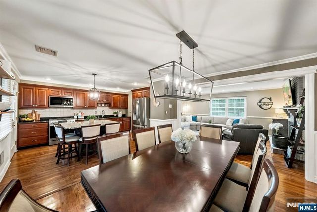 61 Geoffrey Way, Wayne, NJ 07470