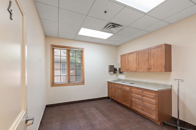 6825 Kingery Highway, Willowbrook, IL 60527