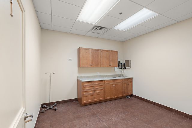 6825 Kingery Highway, Willowbrook, IL 60527